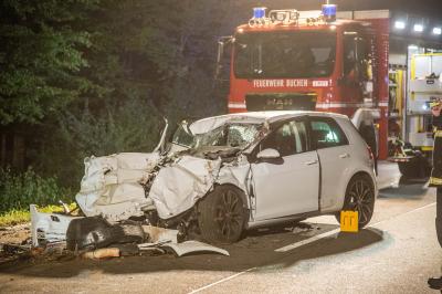 Limbach: Toedlicher Verkehrsunfall - 29-jaehriger faehrt mit VW Golf GTI unter Traktoranhaenger und verstirbt